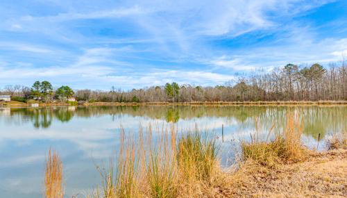 Lakefront Home with Yard and Deck in North Little Rock - Foto 2