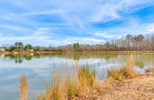 Lakefront Home with Yard and Deck in North Little Rock - Foto 2