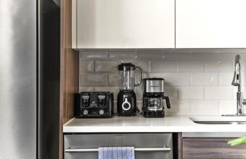 Beautiful Downtown Apartment with Parking, Laundry, & Pool - Photo 12