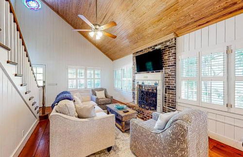 Classic coastal home with game room & private hot tub - walk to beaches - Foto 3