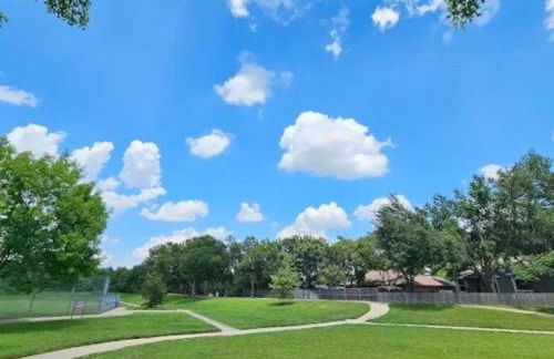 Modern Retreat Near Domain with Game Room and Gym - Foto 44