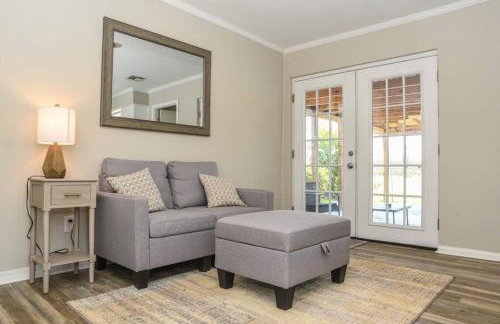 Classic Colonial Home near Main Street - Foto 16