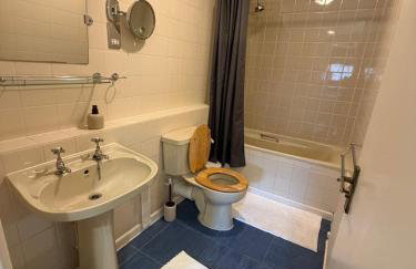 Elegant 1-Bedroom Flat With Stunning Thames views - Photo 12