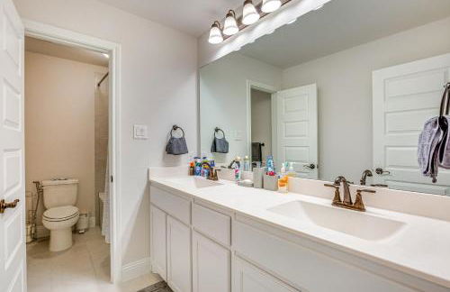 Game Room and Home Theater Retreat Near Omni PGA! - Foto 26