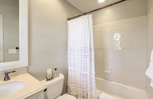 Balcony and Community Perks Lake Martin Condo! - Foto 11