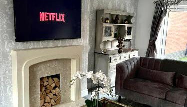 Spacious 5-Bed Detached House, Sleeps 10, Parking - Foto 3