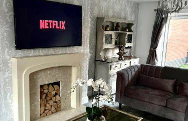 Spacious 5-Bed Detached House, Sleeps 10, Parking - Photo 3