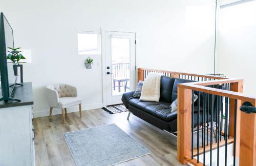 LUX Modern Chalet, Pool & Hot Tub, 10 Mins to the Mountain & Incredible Views - Photo 17