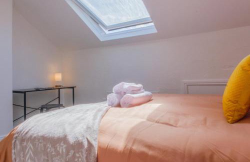 4-Bed Family House in Leeds with park view - Foto 22