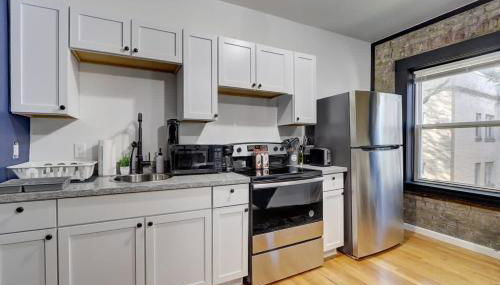 East Side Gem Steps to Brady St & McKinley Beach - Foto 2