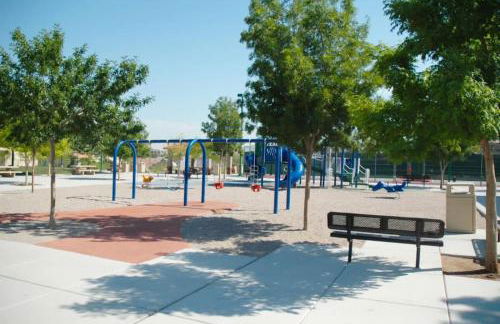 Stunning 4BR Getaway w Pool, Hot Tub, & Firepit - Foto 35