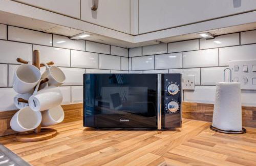 Beautiful Canal Side Apartment - City Centre - Balcony, Secure Parking, Self Check-In, Fast WiFi and Smart TV with Sky TV and Netflix by Yoko Property - Foto 8