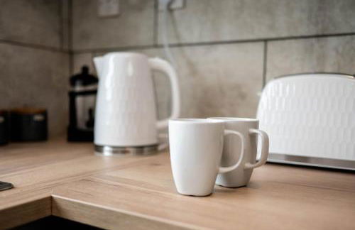 #34 Two bed apt Private Parking Stylish & homely - Photo 23