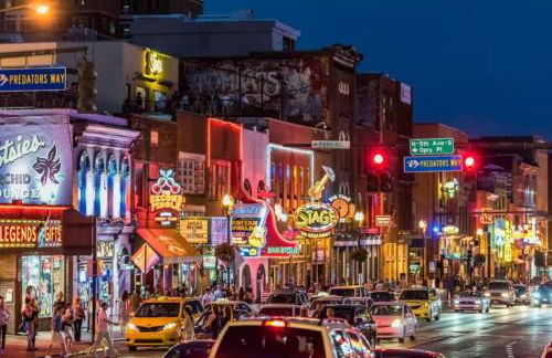 Vibrant Neon Condo Near Restaurants, Coffee and Bars - Foto 37