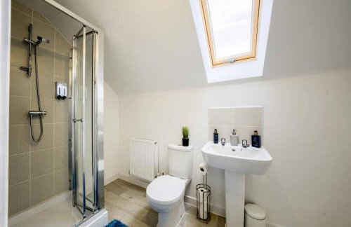 3 BedRoom house, Sleeps 6 with Full Kitchen, Garden and Free Parking - FREE Wi-Fi near Milton Keynes Bowl - Foto 14