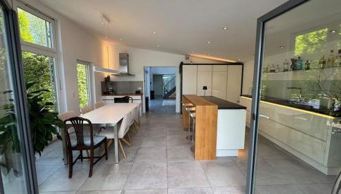 Exklusives Architektenhaus, Pool und Privateinfahrt - Foto 3