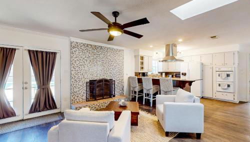 Poolside Bliss! Christian Pass Family Home with Yard - Foto 5