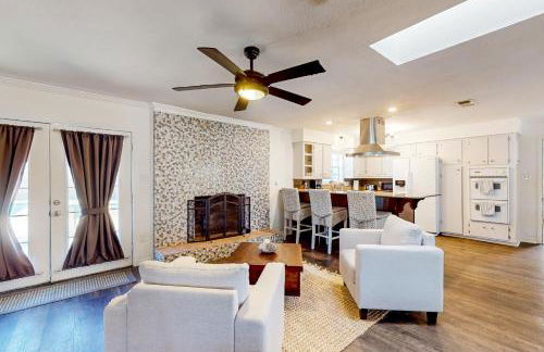 Poolside Bliss! Christian Pass Family Home with Yard - Foto 5