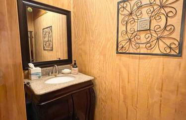 One of a Kind Rustic Log Cabin near Bryce Resort - Large Game Room - Fire Pit - Large Deck - BBQ - Foto 41