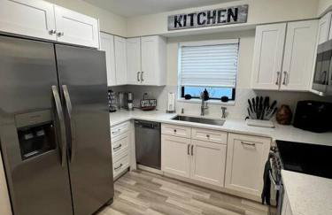 Modern Tropical Oasis with Arcade, HotTub & MiniGolf - Foto 23