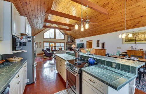 Cabin with Hot Tub and WiFi 4 Mi to Snowshoe Resort - Foto 13