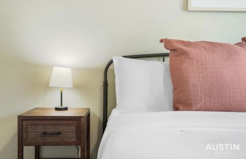 Dual Urban Oasis 8BR in Vibrant North Loop Hub - Foto 11