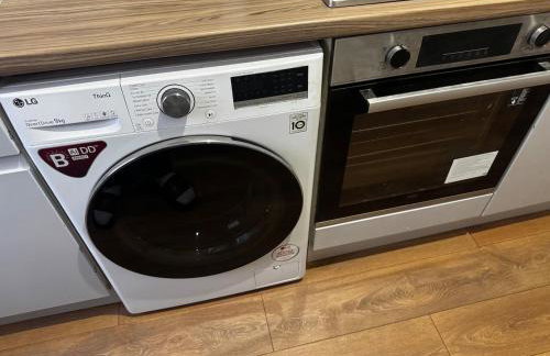 Modern 3-Bedroom House with Private Parking - Photo 22