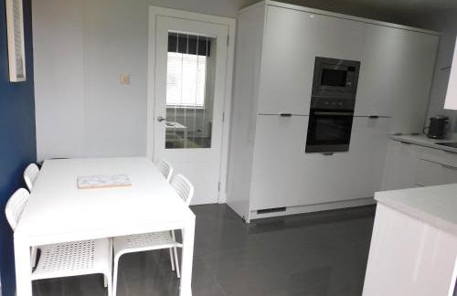 Beautiful 3 bedroom home with large garden 35 mins to Glasgow & Edinburgh - Photo 5