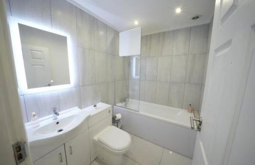 HEATHROW AIRPORT apartments-FREE parking-Free underground to and from Heathrow-30 min central London - Foto 78