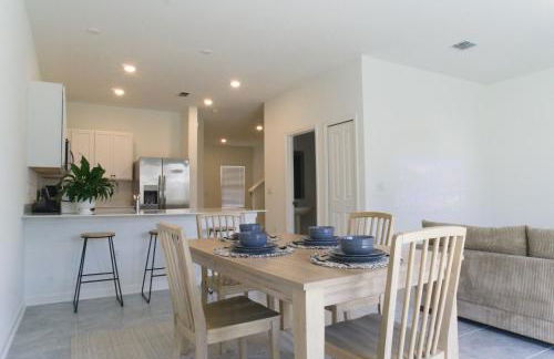 Modern Bright Home - Pool, Parks and Disney - Foto 1