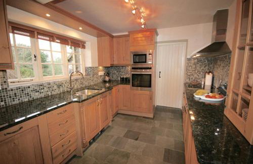 Putsborough Manor 3 Self Catering Cottages with Beach a short walk, dog friendly all year, On site Tennis, Play Area, Paddock, Spa baths, BBQ, Private Gardens, Superfast WIFI - Photo 17