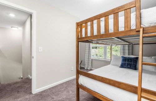 Charming 5bd - BBQ - Deck- 4mins Duke University - Photo 42