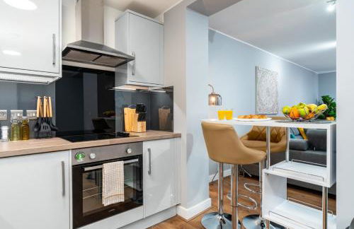 Large Apartment Near Stonehenge Amesbury Town Centre Smart TVs Netflix FREE PARKING - Foto 7