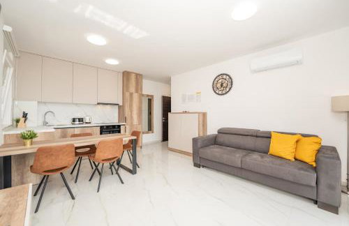 Poolside Hideout Apartments - Photo 42