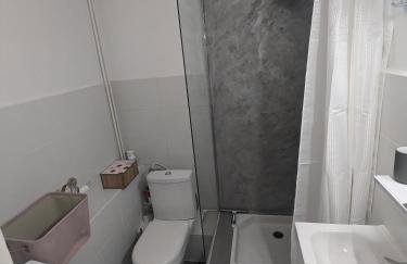 Studio Rue Castellane pour Cure ou Tourisme Vert à 2 min des Thermes - Foto 11