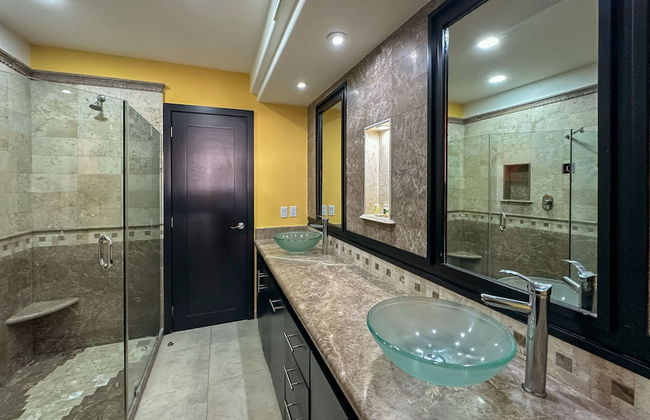 Poolside Family Retreat 2BR Condo - Foto 22