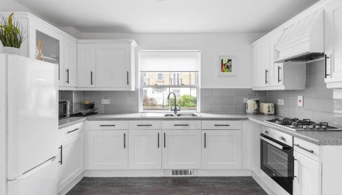 Luxurious 3 Bed House with Free Parking, Sky TV, Movies & Netflix - Foto 3