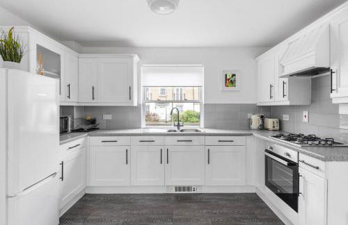 Luxurious 3 Bed House with Free Parking, Sky TV, Movies & Netflix - Foto 3