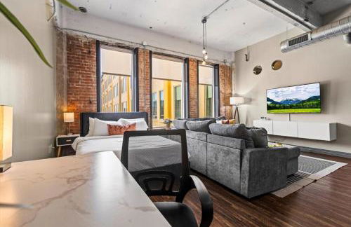 Heart of Downtown Dallas 2BR 2BA Getaway - Photo 34