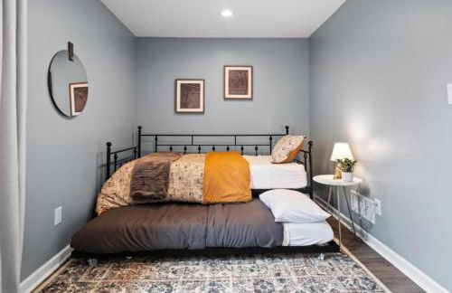 Hot Tub N64 Mins to Downtown Sleeps 8 - Foto 38