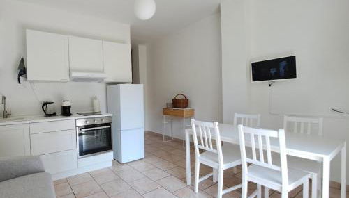 Dinky's apartment with a balcony overlooking the woods - Foto 3