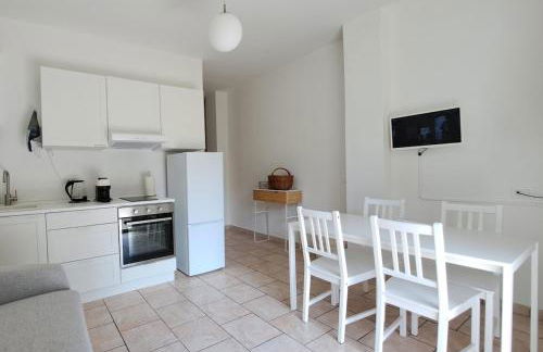 Dinky's apartment with a balcony overlooking the woods - Foto 3