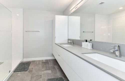 Urban 2BR Oasis with Scenic Rooftop and Gym - Foto 63