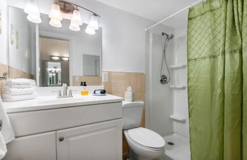 Spacious 3BR Beachfront Condo with Balcony & Parking - Foto 28