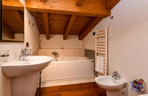 Paradise Lake View in a 5 pools exclusive residence DesenzanoLoft Official Partner Homes & Villas by Marriott Bonvoy - Foto 31