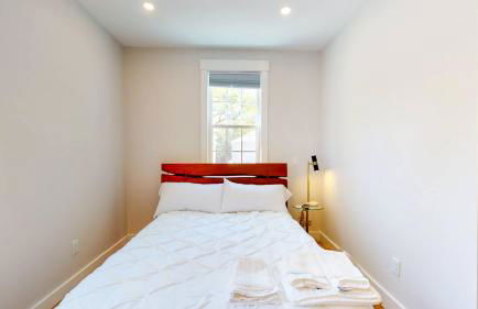 Historic 2BR 1BA with King bed-Fast Wi-Fi 75 OLED TV - Foto 14