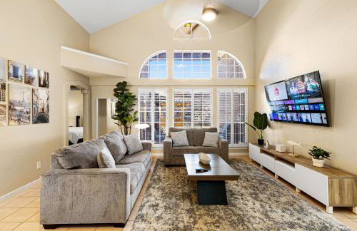 Peaceful West: 4BR Dusk Haven - Foto 1