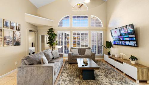 Peaceful West: 4BR Dusk Haven - Foto 1