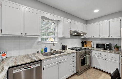 Stately 5BR Historic Retreat - CozySuites - Foto 26