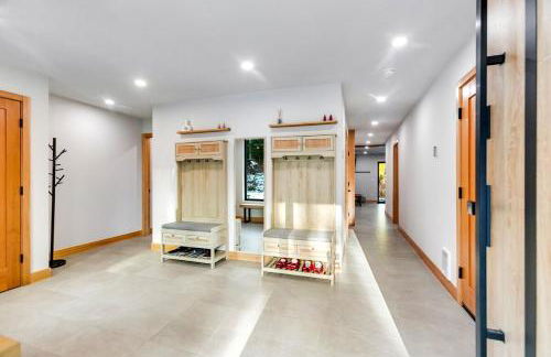 LUXE Hyak Retreat with Sauna, Hot Tub, Game Room, 6BR - Foto 14